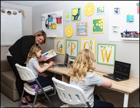 Salyers with her daughters in their virtual classroom. | Photo credit: Sandra Mendez